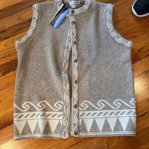 NWT- 100% Wool vest from New Zealand, woman’s size large. Beige/white